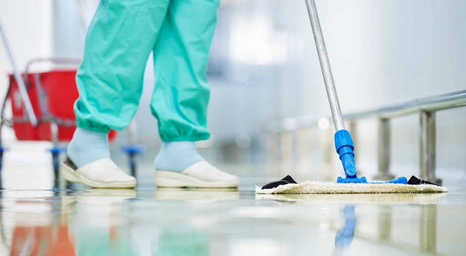 Personel pomocniczy ma swoje oczekiwania wobec systemu. Fot. Adobestock Po ustawowych podwyżkach były zwolnienia. Teraz salowe i sanitariusze chcą regulacji obowiązków