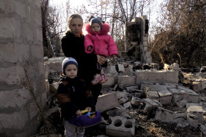 Ukraińskie dzieci uciekają przed bombami. 