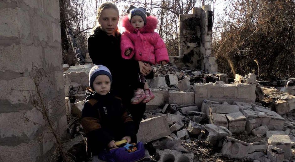 Ukraińskie dzieci uciekają przed bombami. "Potrzebujemy transportu, jedzenia, leków"