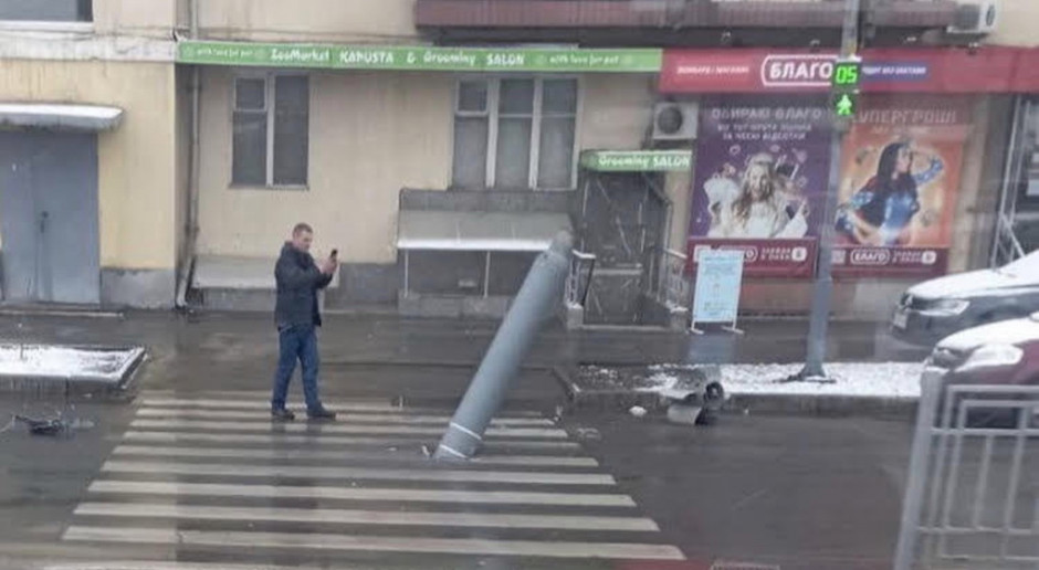 Charków. Pocisk wbity w ulicę Fot. PAP/DSNS Samorząd lekarski solidarny z mieszkańcami Ukrainy. Jest też apel o oddawanie krwi