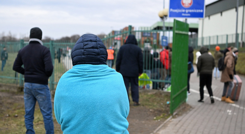 Uchodźcy na polsko-ukraińskim przejściu granicznym w Medyce, 25 bm. Trwa rosyjska inwazja na Ukrainę Fot. PAP/Darek Delmanowicz OSOM pyta opiekunów medycznych o gotowość do pomocy uchodźcom z Ukrainy