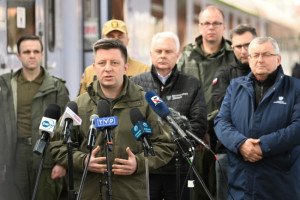Polski pociąg sanitarny dla rannych z Ukrainy. Będą przewożeni do Warszawy