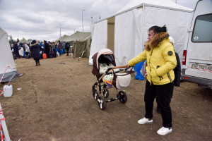 Uchodźcy z Ukrainy: NFZ zapłaci za ich leczenie, recepty na razie odręczne
