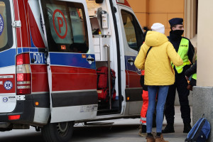 Dzieci uchodźców od długiego marszu mają urazy nóg. Są wyczerpane