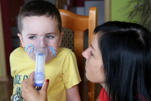 Atak astmy lub wstrząs anafilaktyczny u dziecka. Tak ma postępować nauczyciel. Są zalecenia