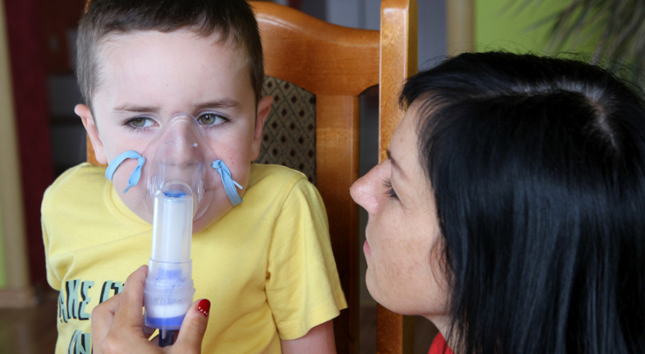 Atak astmy lub wstrząs anafilaktyczny u dziecka. Tak ma postępować nauczyciel. Są zalecenia