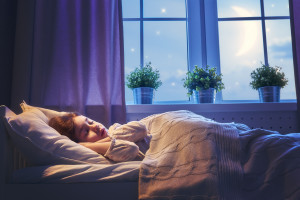 Eksperci alarmują: spanie przy świetle szkodzi. Może ono zaburzać m.in. pracę serca