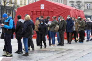 Czy COVID-19 powróci jesienią? Dr Grzesiowski: odporność wygasa, będą spełnione warunki kolejnej fali
