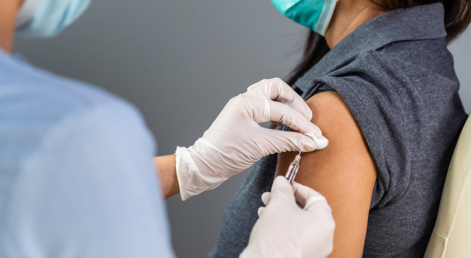 Wystawiono ponad 70 tys. skierowań na szczepienia przeciw COVID-19 dla Ukraińców. Fot. Shutterstock Wystawiono ponad 70 tys. skierowań na szczepienia przeciw COVID-19 dla Ukraińców