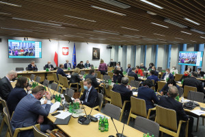 Sejm: nowy budżet NFZ przyjęty przez Komisję Zdrowia.  Uchodźcy leczeni z innej puli