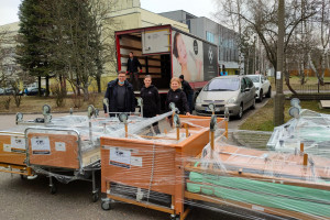 Łóżka szpitalne i do transportu chorych na Ukrainę. Sprzęt placówki MSWiA posłuży rannym