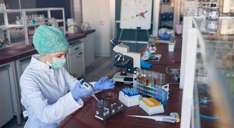Diagności laboratoryjni otrzymają podwyżkę. Fot. Shutterstock Diagności z podwyżkami. Nowe wynagrodzenia mocno w górę