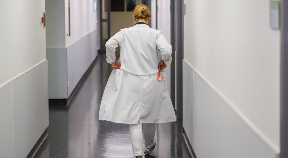 Rezydenci bardzo często zsyłani są do pracy biurowej w szpitalach Fot. PAP/DPA Rezydenci pracują jako sekretarki medyczne, zamiast uczyć się zawodu. "Są mięsem armatnim"