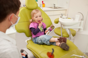 Dentysta na NFZ. Co jest za darmo dla dzieci? LISTA