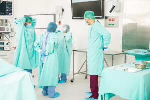 1450 lekarzy i ponad 600 pielęgniarek rozpoczęło pracę w Polsce wg uproszczonej procedury