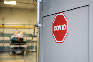 Ekspert: oficjalne dane o COVID-19 są niewiarygodne. Polacy nadal chorują