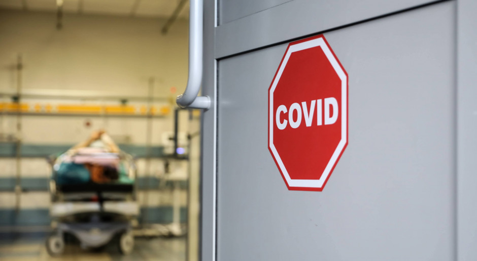 Ekspert: oficjalne dane o COVID-19 są niewiarygodne. Polacy nadal chorują