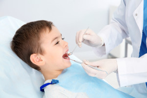 Wizyta adaptacyjna dziecka u dentysty. Czy potrzebna? Jaki jest koszt?
