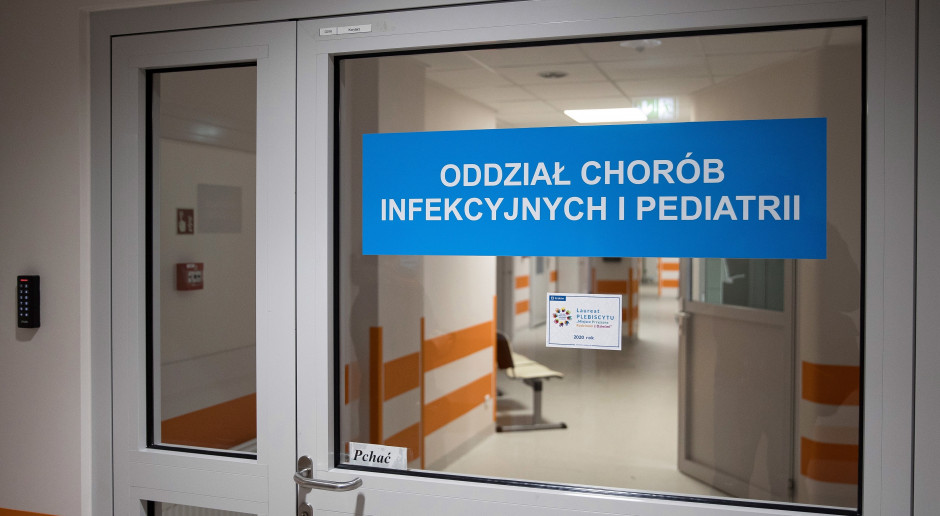 Dzięki wprowadzeniu obowiązkowych szczepień małe dzieci rzadziej zakażają się rotawirusami Fot.PAP/Łukasz Gągulski Uśpione w pandemii rotawirusy atakują ze zdwojoną siłą