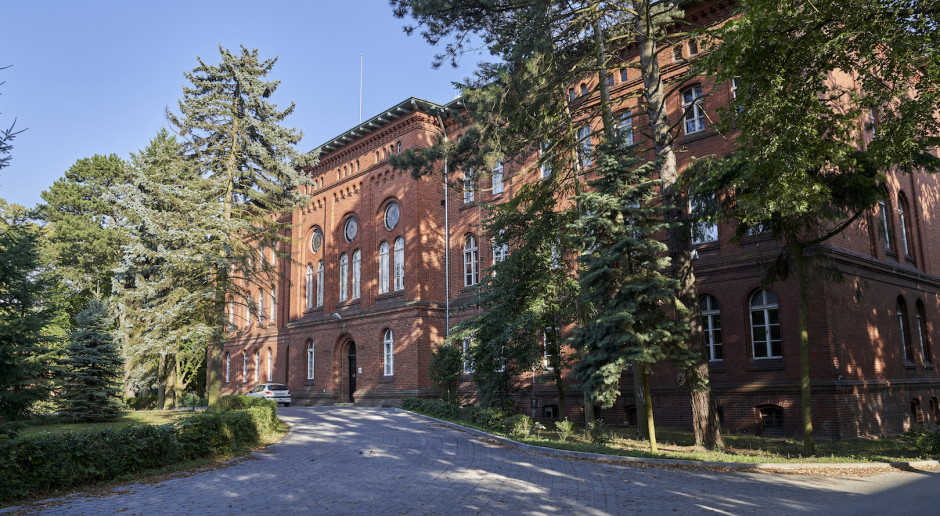 Szpital Dziekanka w Gnieźnie poszukuje ordynatora oddziału dziecięcego. Fot. Dzienaknka.net/ Daria Bielienkov) Kolejny szpital z niedoborem lekarzy. 30-łóżkowy oddział zniknie? "Szukamy ordynatora"