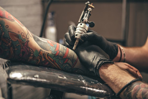 GIS: Substancje w niektórych tuszach do tatuażu mogą być szkodliwe dla całego organizmu