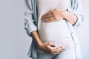 Badania: dawka przypominająca w trzecim trymestrze ciąży zwiększa odporność matki i dziecka przeciwko Covid-19