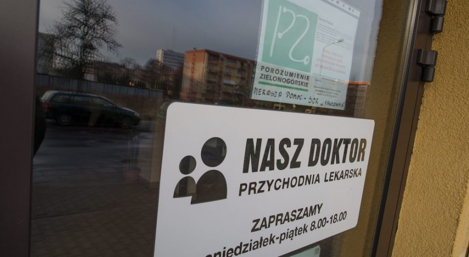 Przychodnie POZ mają coraz więcej zadań. Czy idzie za tym lepsze finansowanie? Fot. PAP/Grzegorz Michałowski Tomasz Zieliński: POZ nie jest lubianą przez polityków częścią ochrony zdrowia. Przeczą deklaracjom