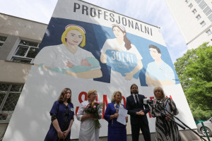 W Warszawie odsłonięto mural poświęcony pielęgniarkom i położonym