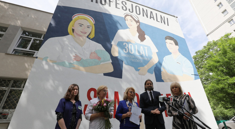 W Warszawie odsłonięto mural poświęcony pielęgniarkom i położonym