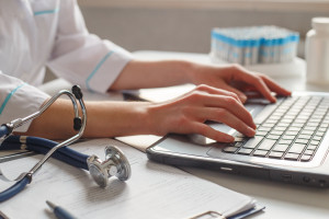 Centrum e-Zdrowia zbada poziom informatyzacji w podmiotach leczniczych. 25 maja ruszyły ankiety