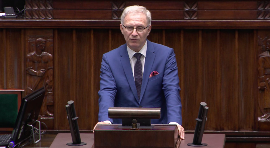 Sejm zgłosił poprawki do współczynników płac pielęgniarek i lekarzy. Ustawa o wynagrodzeniach wraca do Komisji