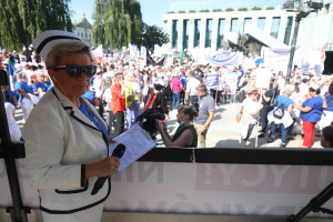 Dwudniowa pikieta pielęgniarek w Warszawie. Ptok: jedziemy patrzeć posłom na ręce