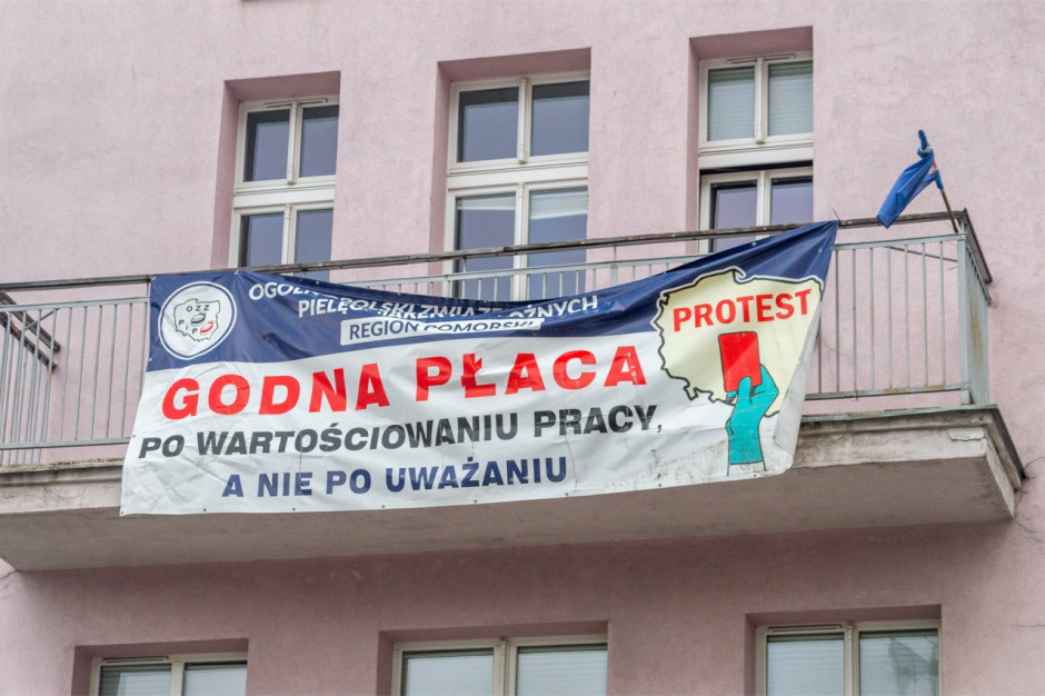 Personel pomocniczy wesprze protest pielęgniarek. Przyjdzie do pracy w czarnych koszulkach i spontanicznie pojawi się pod Sejmem