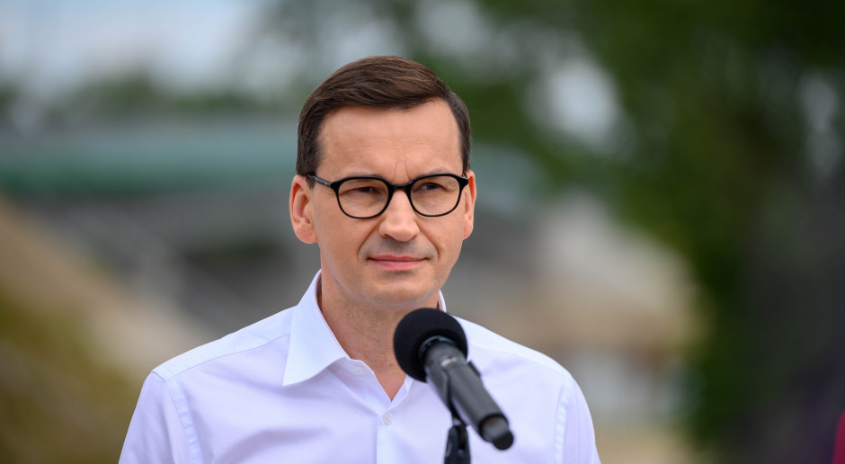 Premier Mateusz Morawiecki przestrzega przed jesienną falą COVID-19. Fot. PAP/Paweł Topolski Premier ostrzega przed powrotem COVID-19 jesienią. "Za kilka tygodni chcę przyjąć czwartą dawkę"