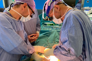 Lekarze przeprowadzili skomplikowaną operację na płucach i sercu chorej na nowotwór