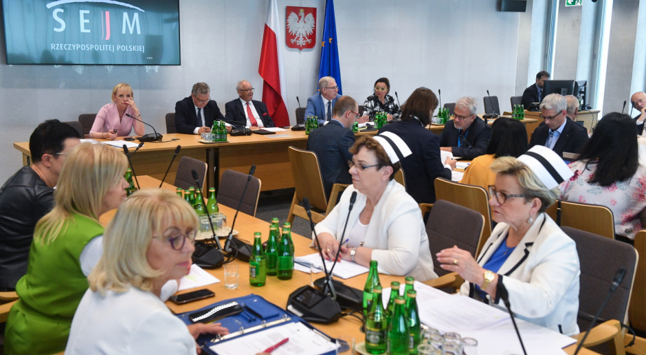 Krystyna Ptok (pierwsza po prawej) podczas posiedzenia Komisji Zdrowia 22 czerwca Fot. PAP/Radek Pietruszka Wyższe podwyżki przepadły. Ptok: po 1 lipca groźba degradowania i przesuwania do niższych grup