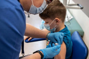 Ekspert: nie ma związku między szczepieniami a zachorowaniami dzieci na nowotwór