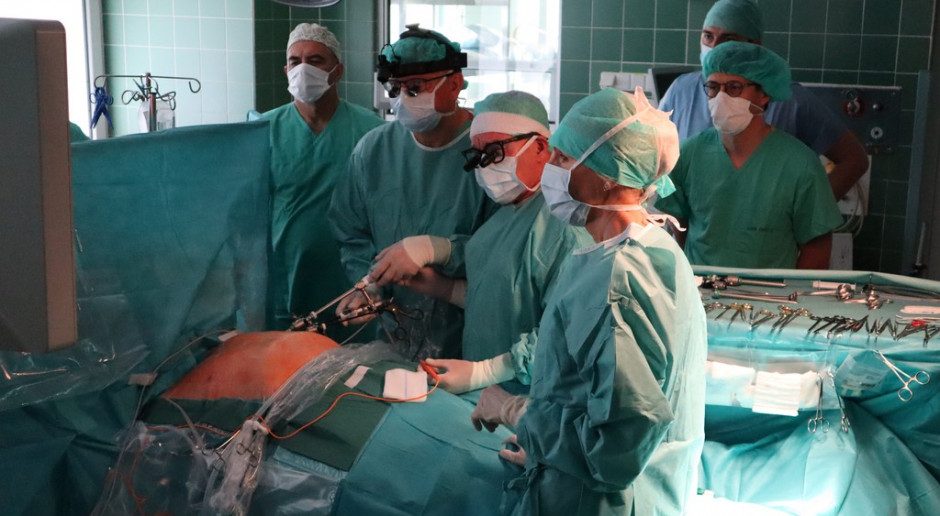 Kardiochirurdzy wykonują operacje bez otwierania klatki piersiowej. Mają tor wizyjny