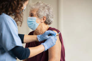 Zaskakujące odkrycie: szczepionki przeciw grypie zmniejszają ryzyko choroby Alzheimera