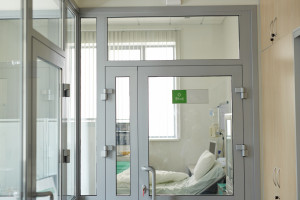 Niektóre szpitale wciąż ograniczają odwiedziny. RPP przestrzega przed łamaniem zbiorowych praw pacjentów