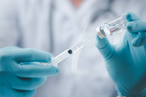 Pierwsza białkowa szczepionka przeciwko COVID-19 dla młodzieży dopuszczona do obrotu