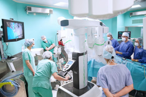 Lekarze naprawili zastawkę serca u pacjentki używając robota. Nowatorska operacja