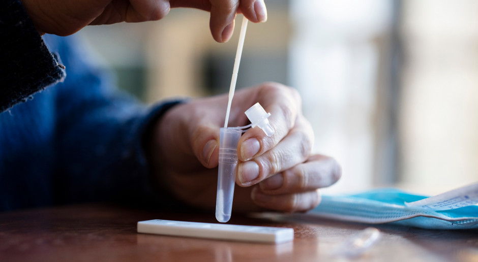 Pierwszy test wykrywający jednocześnie COVID-19, grypę i RSV został zatwierdzony. Fot. Shutterstock Pierwszy test wykrywający jednocześnie COVID-19, grypę i RSV został zatwierdzony