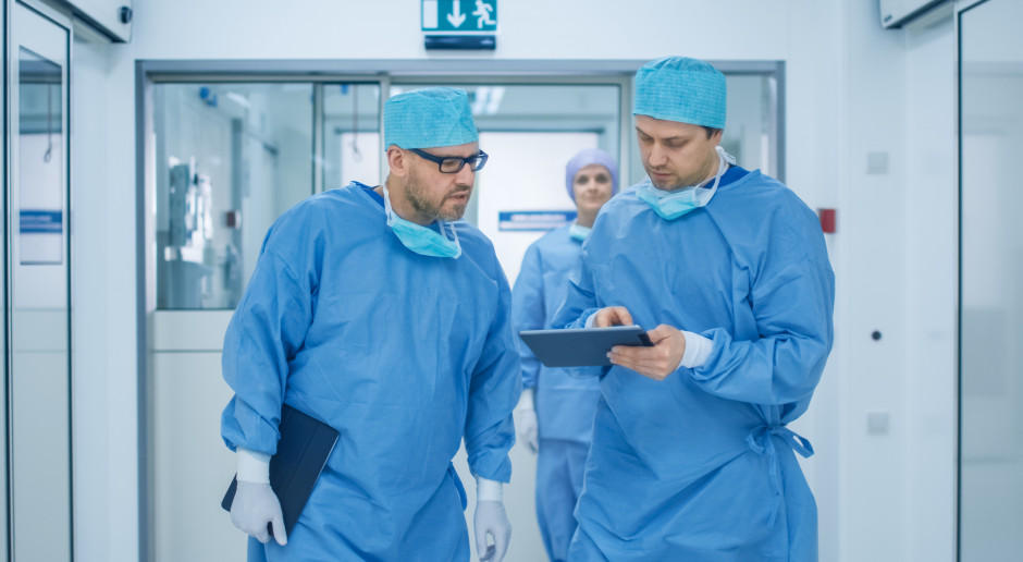 NFZ przekaże 6,5 mld zł na podwyżki dla medyków Fot. Shutterstock NFZ uruchamia 6,5 mld zł na podwyżki dla medyków oraz 2,5 mld "na dodatkowe koszty"