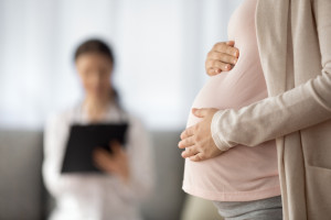 Ciąża to nie szkoła przetrwania. "O nudnościach i wymiotach trzeba powiedzieć lekarzowi"