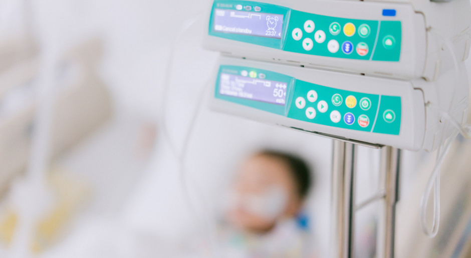 Dziecko może być niebawem wybudzone ze śpiączki farmakologicznej. Fot. Shutterstock Śląskie: trzylatek, który wypadł z okna, będzie wybudzany ze śpiączki
