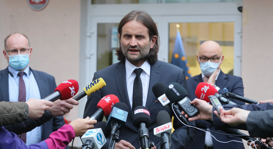 Piotr Bromber zapowiedział kolejne spotkanie w ramach Zespołu Trójstronnego. Fot. PAP/Paweł Supernak Wiceminister zdrowia odpowiada na zarzuty ws. problemów z podwyżkami. Będą kolejne spotkania