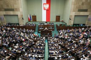 Sejm przyjął nowelizację ustawy o zawodach pielęgniarki i położnej. Ważna też dla uchodźców