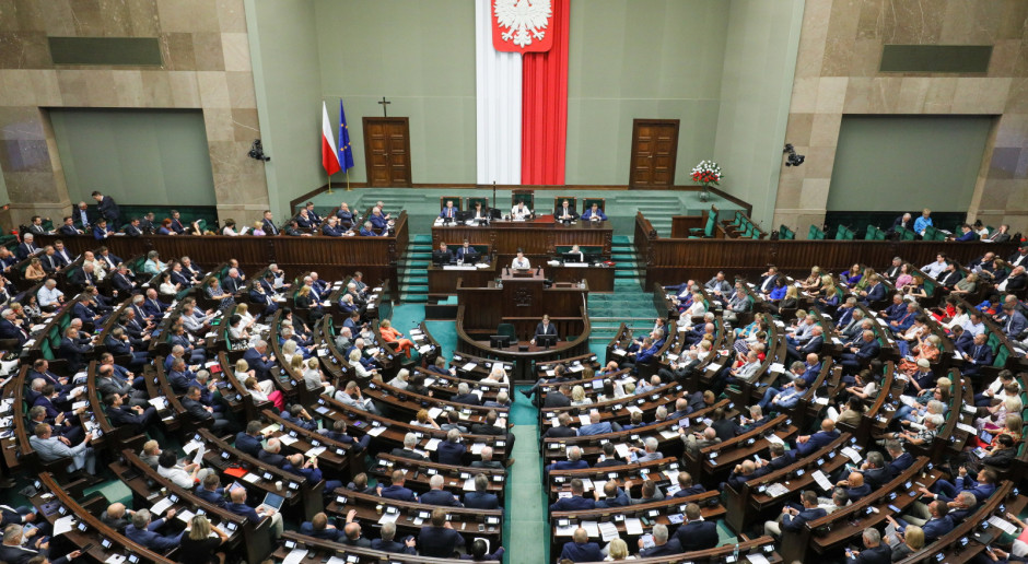Sejm przyjął nowelizację ustawy o zawodach pielęgniarki i położnej. Ważna też dla uchodźców