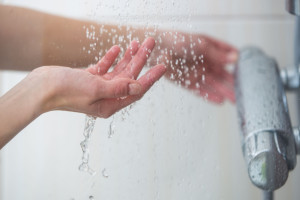 Covid sprawił, że lepiej dbamy o czystość rąk. A jak często się kąpać?
